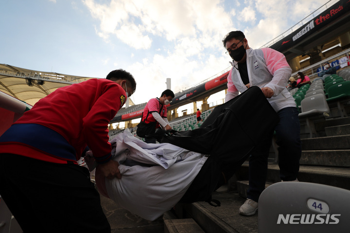 [고양=뉴시스] 백동현 기자 = 축구 국가대표 평가전 대한민국과 코스타리카의 경기가 열린 지난 23일 오후 경기 고양시 고양종합운동장에서 붉은악마 서포터즈들이 응원현수막을 설치하고 있다. 2022.09.29. livertrent@newsis.com