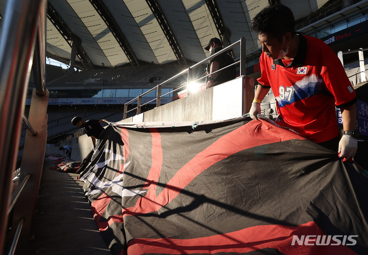 [서울=뉴시스] 백동현 기자 = 축구 국가대표 평가전 대한민국과 카메룬의 경기가 열린 지난 27일 오후 서울 마포구 서울월드컵경기장에서 붉은악마 서포터즈들이 응원현수막을 설치하고 있다. 2022.09.29. livertrent@newsis.com