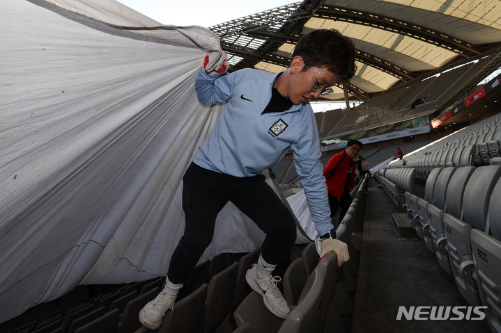 [서울=뉴시스] 백동현 기자 = 축구 국가대표 평가전 대한민국과 카메룬의 경기가 열린 지난 27일 오후 서울 마포구 서울월드컵경기장에서 붉은악마 서포터즈들이 대형 태극기 응원을 준비하고 있다. 2022.09.29. livertrent@newsis.com