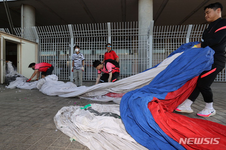 [서울=뉴시스] 백동현 기자 = 축구 국가대표 평가전 대한민국과 카메룬의 경기가 열린 지난 27일 오후 서울 마포구 서울월드컵경기장에서 붉은악마 서포터즈들이 대형 태극기 응원을 준비하고 있다. 2022.09.29. livertrent@newsis.com