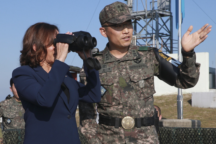 [파주=뉴시스] 사진공동취재단 = 카멀라 해리스 미국 부통령이 29일 경기 파주시 오울렛 OP에서 북한지역을 바라보고 있다. 2022.09.29. photo@newsis.com