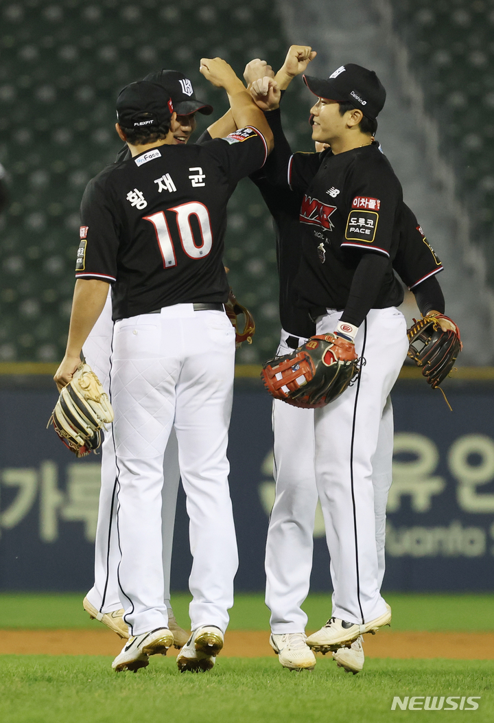 [서울=뉴시스] 조성우 기자 = 29일 오후 서울 송파구 잠실야구장에서 열린 2022 KBO리그 KT 위즈와 LG 트윈스의 경기, KT 선수들이 LG에 5-3 승리를 거둔 뒤 기뻐하고 있다. 2022.09.29. xconfind@newsis.com