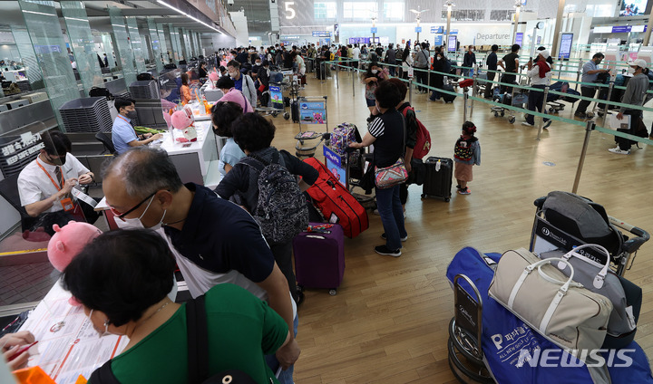 [인천공항=뉴시스] 백동현 기자 = 개천절 연휴를 하루 앞둔 지난달 30일 오후 인천국제공항 제1여객터미널 출국장에서 시민들이 탑승수속을 기다리고 있다. 2022.10.01. livertrent@newsis.com