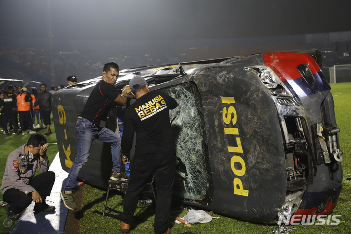 [말랑=AP/뉴시스]인도네시아 축구장서 최소 127명 사망. 2022.10.01.
