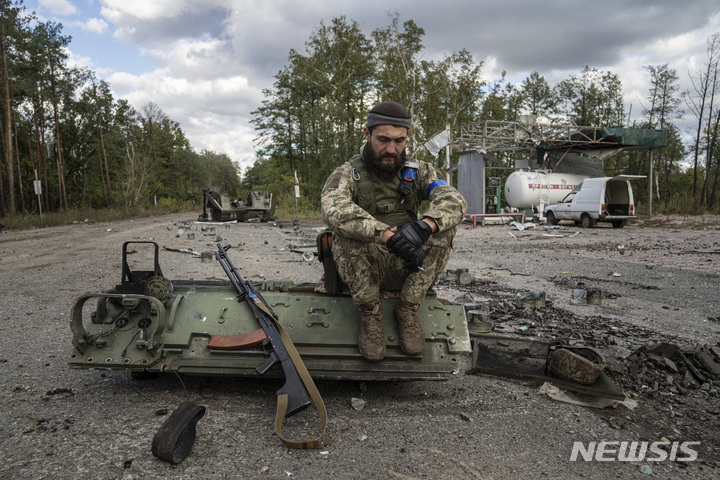 [리만=AP/뉴시스] 우크라이나군이 최근 탈환한 리만 마을에서 3일(현지시간) 한 우크라이나군 병사가 전우의 시신을 발견해 신원을 확인한 후 담배를 피우고 있다. 2022.10.04.