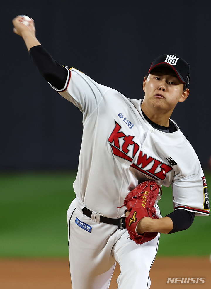 [수원=뉴시스] 백동현 기자 = 13일 경기 수원KT위즈파크에서 열린 2022 KBO 포스트시즌 와일드카드 1차전 KIA 타이거즈 대 KT 위즈의 경기, KT 선발 소형준이 투구하고 있다. 2022.10.13. livertrent@newsis.com