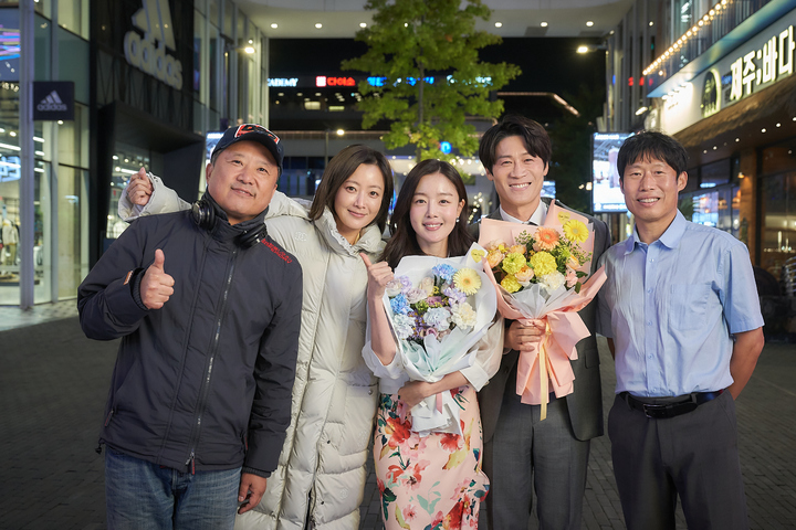 [서울=뉴시스] '달짝지근해' (왼쪽부터) 이한 감독·김희선·한선화·진선규·유해진. 2022.10.20. (사진=마인드마크 제공) photo@newsis.com *재판매 및 DB 금지 *재판매 및 DB 금지