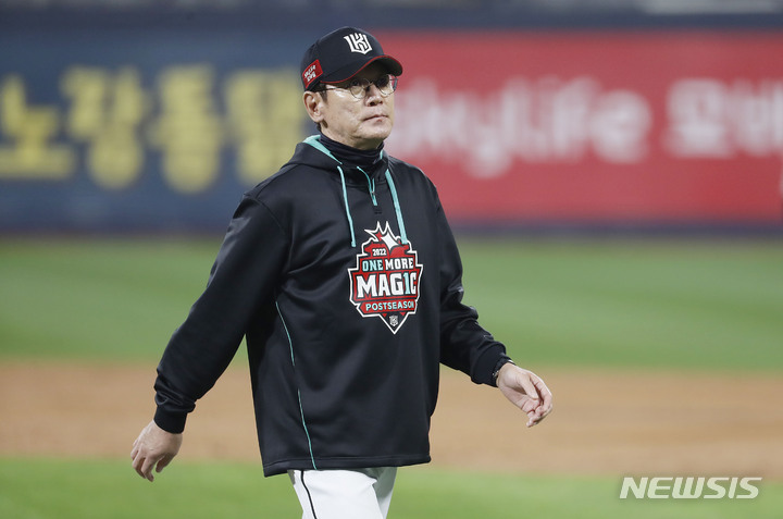 [수원=뉴시스] 최동준 기자 = 20일 경기 수원KT위즈파크에서 열린 2022 KBO 포스트시즌 준플레이오프 4차전 키움 히어로즈 대 KT 위즈의 경기, 3회초 KT 이강철 감독이 선발 소형준과 이야기를 나눈 뒤 덕아웃으로 돌아가고 있다. 2022.10.20. photocdj@newsis.com