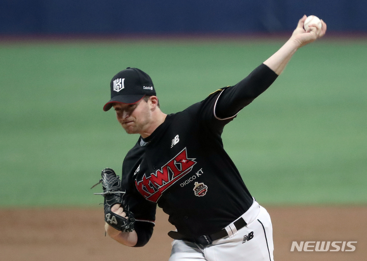 [서울=뉴시스] 김금보 기자 = 22일 서울 구로구 고척스카이돔에서 열린 2022 KBO 포스트시즌 준플레이오프 5차전 KT 위즈 대 키움 히어로즈의 경기, 1회말 KT 선발 벤자민이 투구하고 있다. 2022.10.22. kgb@newsis.com