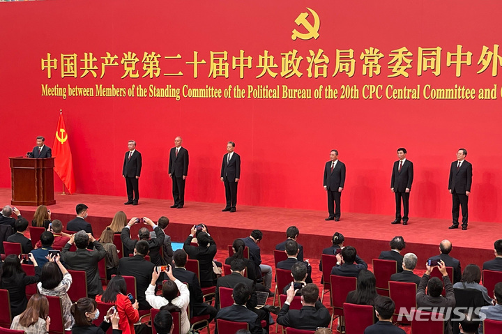 [베이징=AP/뉴시스]2022년 10월 23일 베이징 인민대회당에서 열린 중국 공산당 20기 중앙위원회 제1차 전체회의(1중전회)에서 시진핑(맨 왼쪽 단상) 중국 국가주석과 새롭게 구성된 시진핑 3기 최고지도부. 왼쪽에서부터 리시, 차이치, 자오러지, 리창, 왕후닝, 딩쉐상 순으로 서 있다. . 2024.4.30