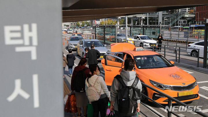 [세종=뉴시스] 정류장에서 시민들이 택시를 기다리고 있다. (사진=뉴시스 DB). photo@newsis.com 