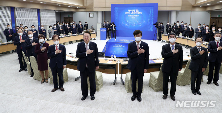 [서울=뉴시스] 홍효식 기자 = 윤석열 대통령이 28일 서울 용산 대통령실 청사에서 열린 국가과학기술 자문회의 제1회 전원회의에서 국기에 대한 경례를 하고 있다. 2022.10.28. yesphoto@newsis.com