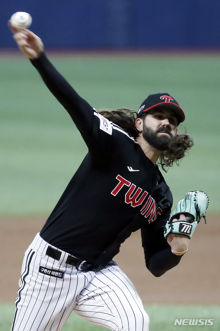 [서울=뉴시스] 최동준 기자 = 28일 서울 구로구 고척스카이돔에서 열린 2022 KBO 포스트시즌 플레이오프 4차전 LG 트윈스 대 키움 히어로즈의 경기, LG 선발 켈리가 볼을 던지고 있다. 2022.10.28. photocdj@newsis.com