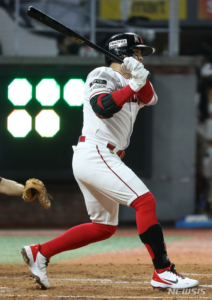 [인천=뉴시스] 이영환 기자 = 1일 인천 SSG랜더스필드에서 열린 2022 KBO 한국시리즈 1차전 키움 히어로즈와 SSG 랜더스의 경기, 7회말 SSG 선두타자 추신수가 안타를 날리고 있다. 2022.11.01 20hwan@newsis.com