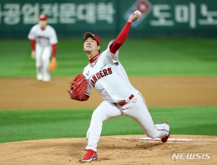 [인천=뉴시스] 이영환 기자 = 7일 인천 SSG랜더스필드에서 열린 2022 KBO 한국시리즈 5차전 키움 히어로즈와 SSG 랜더스의 경기, 1회초 SSG 선발 김광현이 공을 던지고 있다. 2022.11.07. 20hwan@newsis.com