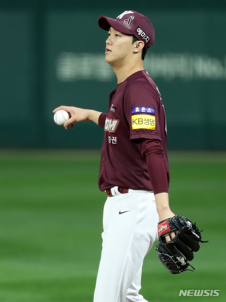 [인천=뉴시스] 이영환 기자 = 7일 인천 SSG랜더스필드에서 열린 2022 KBO 한국시리즈 5차전 키움 히어로즈와 SSG 랜더스의 경기, 3회말 수비를 마친 키움 선발 안우진이 덕아웃으로 들어가고 있다. 2022.11.07. 20hwan@newsis.com