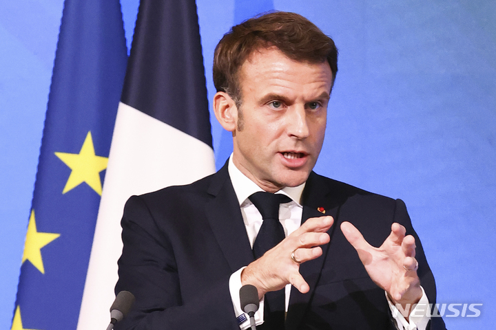 [파리=AP/뉴시스] 에마뉘엘 마크롱 프랑스 대통령이 8일(현지시간) 파리 엘리제궁에서 기후에 악영향을 미치는 관련 업계 수장들을 만나 연설하고 있다. 2022.11.09.
