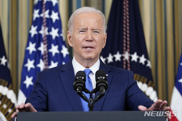 [워싱턴=AP/뉴시스] 조 바이든 미국 대통령이 9일(현지시간) 백악관 스테이트 다이닝룸에서 기자간담회를 하고 있다. 2022.11.10.