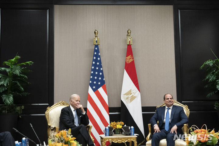 [샤름 엘셰이크=AP/뉴시스] 조 바이든 미국 대통령과 압델 파타 엘시시 이집트 대통령이 전화 통화로 이스라엘과 하마스 간 휴전 회담 관련 의견을 교환했다고 29일(현지시각) 이집트 대통령실이 밝혔다. 사진은 바이든 대통령이 2022년 11월 11일 이집트에서 엘시시 대통령을 만나 대화를 나누는 모습. 2024.04.30. 