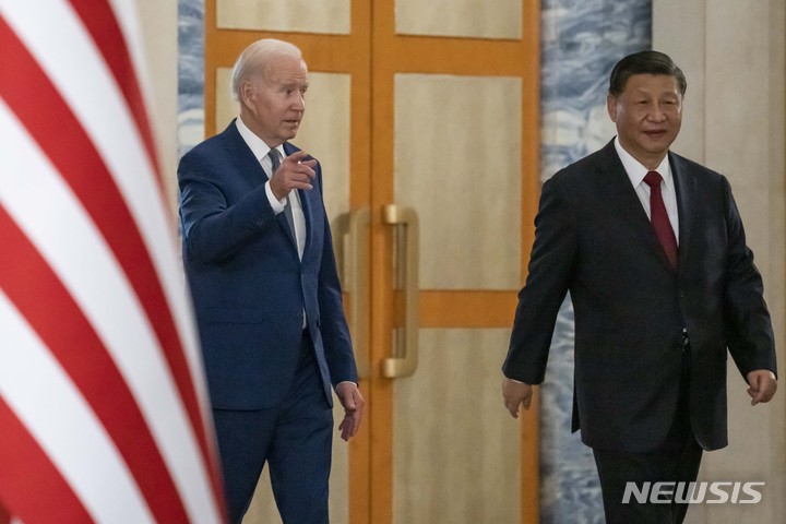 [발리=AP/뉴시스]조 바이든 미국 대통령(사진 왼쪽)이 14일 인도네시아 발리에서 열린 G20 정상회의 부대행사에 참석하기 위해 시진핑 중국 국가주석과 함께 도착하고 있다.2022.11.16. 