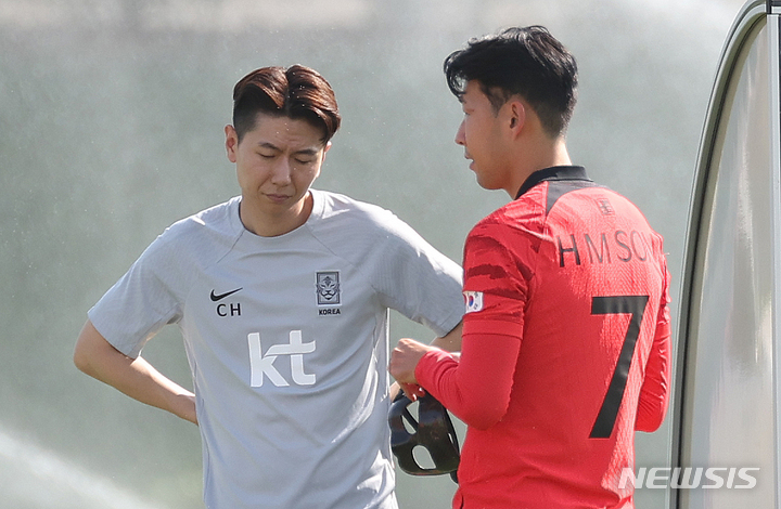 [도하(카타르)=뉴시스] 조성우 기자 = 대한민국 축구대표팀 손흥민이 16일(현지시간) 오전 카타르 도하 알 에글라 트레이닝센터에서 열린 훈련에 참여한 가운데 손에 마스크를 들고 있다. 2022.11.16. xconfind@newsis.com