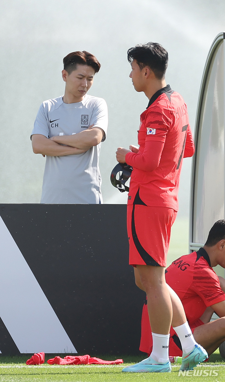 [도하(카타르)=뉴시스] 조성우 기자 = 대한민국 축구대표팀 손흥민이 16일(현지시간) 오전 카타르 도하 알 에글라 트레이닝센터에서 열린 훈련에 참여한 가운데 손에 마스크를 들고 있다. 2022.11.16. xconfind@newsis.com