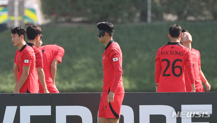 [도하(카타르)=뉴시스] 조성우 기자 = 대한민국 축구대표팀 손흥민이 16일(현지시간) 오전 카타르 도하 알 에글라 트레이닝센터에서 마스크를 쓴 채 이동하고 있다. 2022.11.16. xconfind@newsis.com