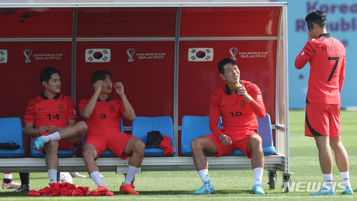 [도하(카타르)=뉴시스] 조성우 기자 = 대한민국 축구대표팀 손흥민(오른쪽)이 16일(현지시간) 오전 카타르 도하 알 에글라 트레이닝센터에서 마스크를 쓴 채 선수들과 대화하고 있다. 2022.11.16. xconfind@newsis.com