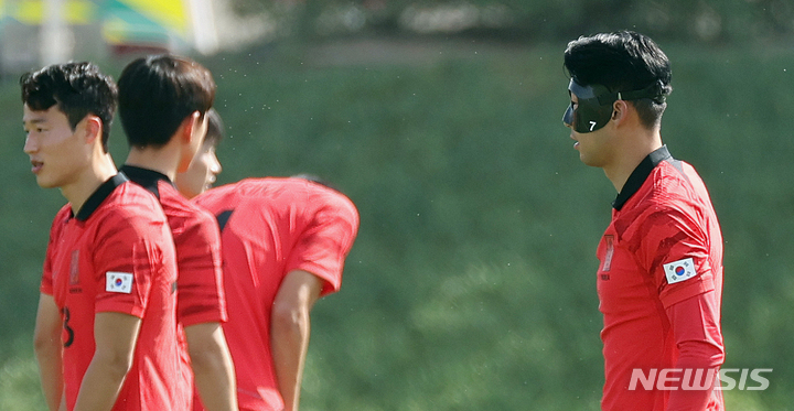 [도하(카타르)=뉴시스] 조성우 기자 = 대한민국 축구대표팀 손흥민이 16일(현지시간) 오전 카타르 도하 알 에글라 트레이닝센터에서 마스크를 쓴 채 이동하고 있다. 2022.11.16. xconfind@newsis.com