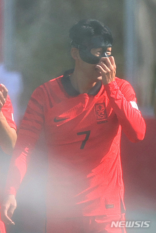 [도하(카타르)=뉴시스] 조성우 기자 = 대한민국 축구대표팀 손흥민이 16일(현지시간) 오전 카타르 도하 알 에글라 트레이닝센터에서 마스크를 쓴 채 이동하고 있다. 2022.11.16. xconfind@newsis.com