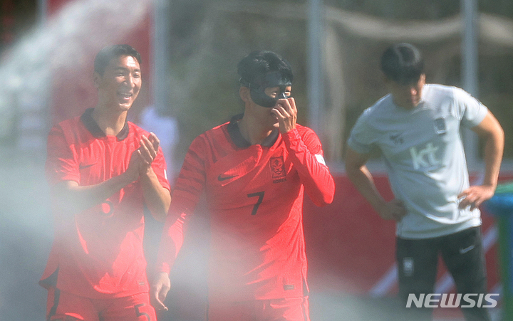 [도하(카타르)=뉴시스] 조성우 기자 = 대한민국 축구대표팀 손흥민이 16일(현지시간) 오전 카타르 도하 알 에글라 트레이닝센터에서 마스크를 쓴 채 이동하고 있다. 2022.11.16. xconfind@newsis.com