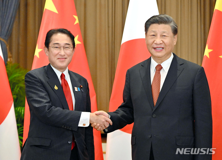 [방콕=AP/뉴시스]사진은 기시다 후미오(왼쪽) 일본 총리와 시진핑 중국 국가주석이 지난해 11월 17일(현지시간) 아시아태평양경제협력체(APEC) 정상회의가 열리는 태국 방콕에서 만나 별도의 양자 회담 전 악수하고 있는 모습. 2023.08.29.