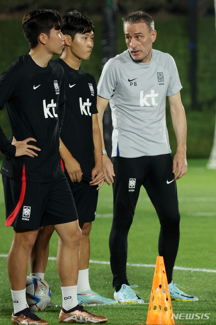 [도하(카타르)=뉴시스] 조성우 기자 = 대한민국 축구대표팀 벤투 감독이 17일(현지시간) 오후 카타르 도하 알 에글라 트레이닝센터에서 훈련하는 이강인과 대화하고 있다. 2022.11.18. xconfind@newsis.com