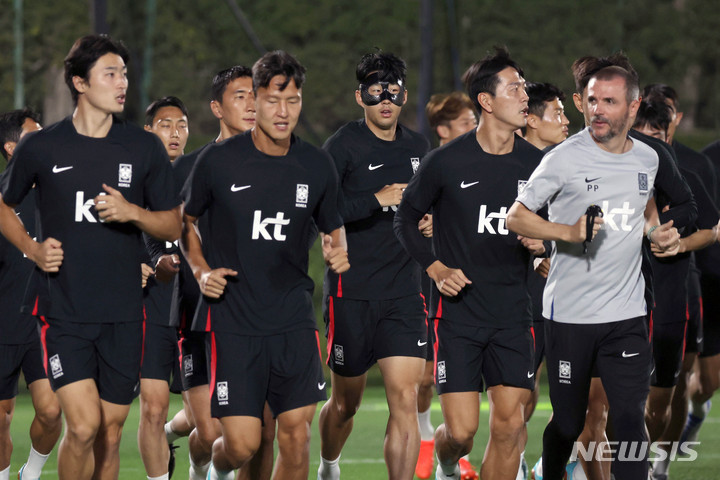 [도하(카타르)=뉴시스] 조성우 기자 = 대한민국 축구대표팀 손흥민 등 선수들이 18일(현지시간) 오후 카타르 도하 알 에글라 트레이닝센터에서 훈련을 하고 있다. 2022.11.18. xconfind@newsis.com