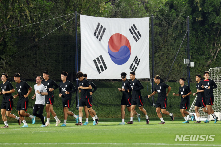 [도하(카타르)=뉴시스] 백동현 기자 = 대한민국 축구대표팀 선수들이 18일(현지시간) 오후 카타르 도하 알 에글라 트레이닝센터에서 훈련하고 있다. 2022.11.19. livertrent@newsis.com