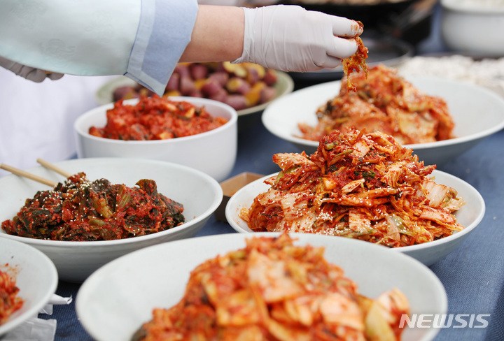 [서울=뉴시스] 김진아 기자 = 서울 중구 남산골 공원에서 '농협, 2022년 국민행복 김장 나눔' 행사에서 전국 각지의 김치가 놓여있다. 2022.11.22. bluesoda@newsis.com