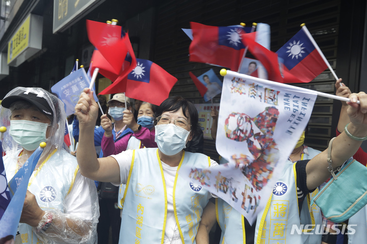 [타이베이=AP/뉴시스] 대만 국민당(KMT)의 장완안 타이베이 시장 후보 지지자들이 24일 타이베이 거리에서 유세하는 후보에게 환호하고 있다. 대만은 오는 26일 지방 선거를 치른다. 2022.11.24.