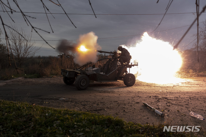 [헤르손=AP/뉴시스] 23일(현지시간) 우크라이나 남부 헤르손 인근 최전방에서 우크라이나 군인이 러시아 진지를 향해 SPG-9 무반동포를 쏘고 있다. 2022.11.24.