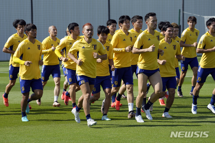 [도하=AP/뉴시스] 일본 축구대표팀 선수들이 카타르 도하에서 코스타리카와 2022 FIFA 카타르 월드컵 2차전을 하루 앞둔 26일(한국시간) 마지막 공식 훈련을 하고 있다. 2022.11.26.