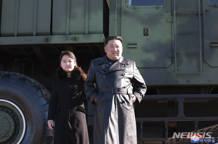 [평양=AP/뉴시스] 북한 조선중앙통신이 공개한 사진에 27일 김정은 북한 국무위원장이 딸과 함께 신형대륙간탄도미사일 화성포-17형 시험발사 참여했던 공로자들을 찾아 격려하고 있다. 2022.11.27.