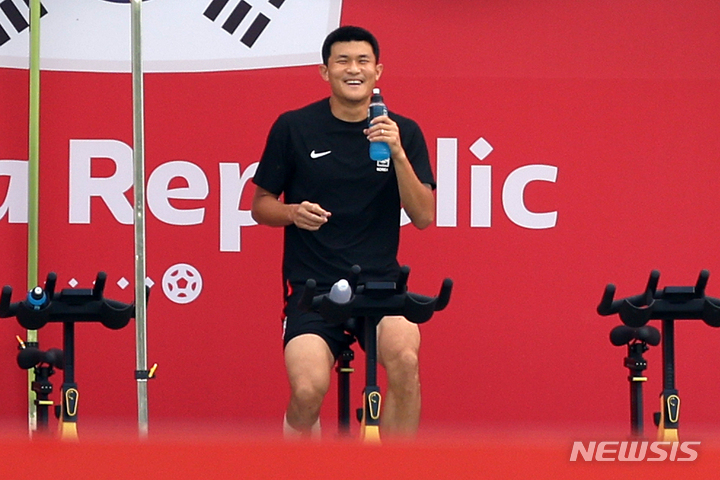 [도하(카타르)=뉴시스] 조성우 기자 = 대한민국 축구대표팀 김민재가 27일(현지시간) 오후 카타르 도하 알 에글라 트레이닝센터에서 자전거를 타며 밝게 웃고 있다. 2022.11.27. xconfind@newsis.com