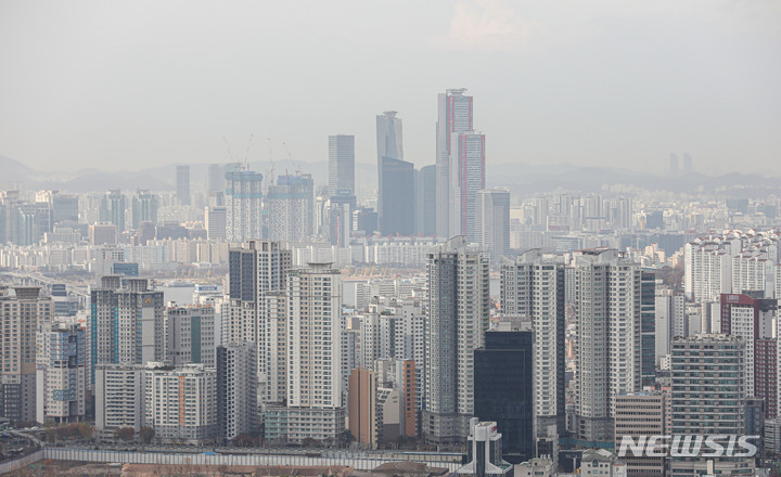 [서울=뉴시스] 권창회 기자 = 지난 5년간 서울지역의 주택분 종합부동산세(종부세) 부과액이 2017년 2366억원에서 올해 1조8144억원으로 667% 급등한 것으로 나타났다. 사진은 28일 오전 서울 남산타워에서 바라본 아파트단지 모습. 2022.11.28. kch0523@newsis.com