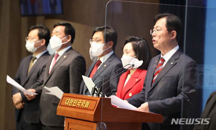 [서울=뉴시스] 전진환 기자 = 이만희 국민의힘 이태원 참사 국정조사특별위원회 간사가 28일 오후 서울 여의도 국회 소통관에서 입장 발표 기자회견을 하고 있다. 2022.11.28. amin2@newsis.com