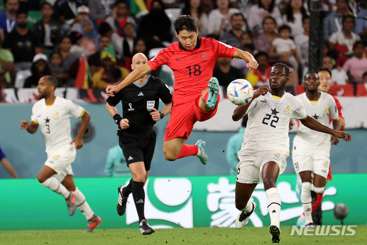 [알라이얀(카타르)=뉴시스] 조성우 기자 = 28일(현지시간) 카타르 알라이얀 에듀케이션 시티 스타디움에서 열린 2022 카타르 월드컵 H조 2차전 대한민국과 가나의 경기, 이강인이 패스하고 있다. 2022.11.28. xconfind@newsis.com