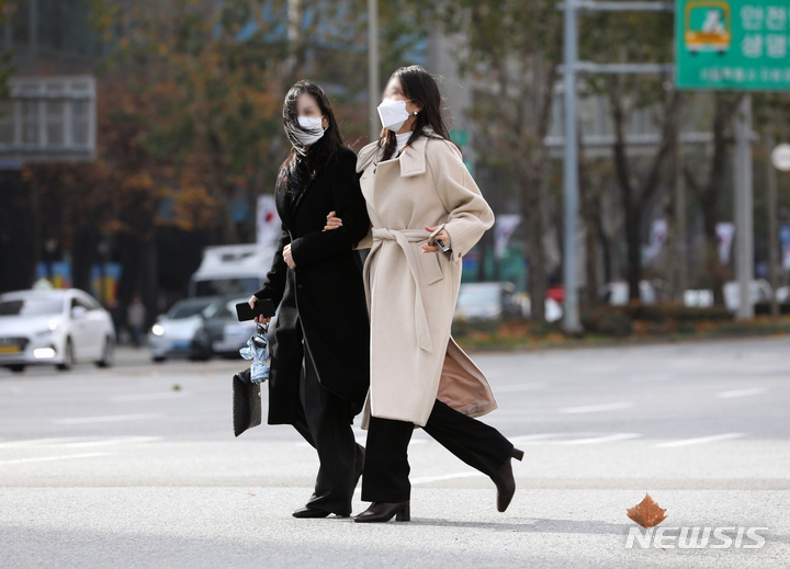 [서울=뉴시스] 김금보 기자 = 찬바람이 불면서 초겨울 날씨를 보인 지난달 29일 오후 서울 강남구 한 거리에서 시민들이 칼바람을 맞으며 길을 걷고 있다. 2022.11.29. kgb@newsis.com