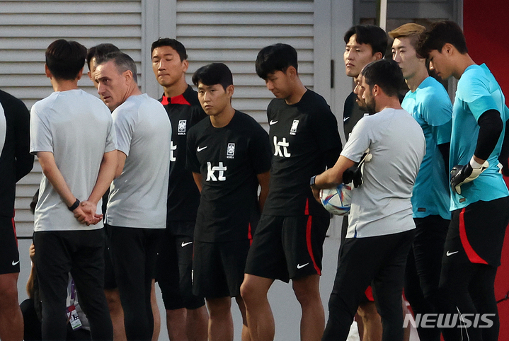 [도하(카타르)=뉴시스] 조성우 기자 = 손흥민과 이강인을 비롯한 대한민국 축구대표팀 선수들이 29일(현지시간) 오후 카타르 도하 알 에글라 트레이닝센터에서 훈련을 준비하고 있다. 2022.11.29. xconfind@newsis.com