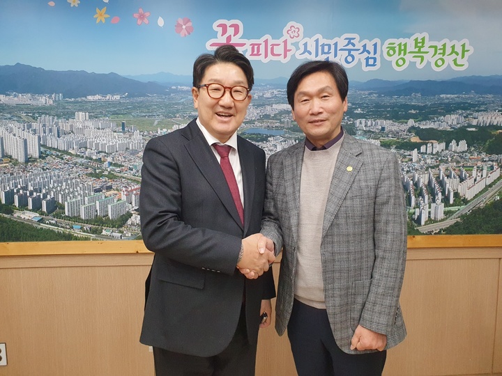 30일 오후 경산시청을 방문한 권성동 국회의원(왼쪽)이 조현일 시장과 포즈를 취하고 있다. 2022.11.30 kbs@newsis.com *재판매 및 DB 금지