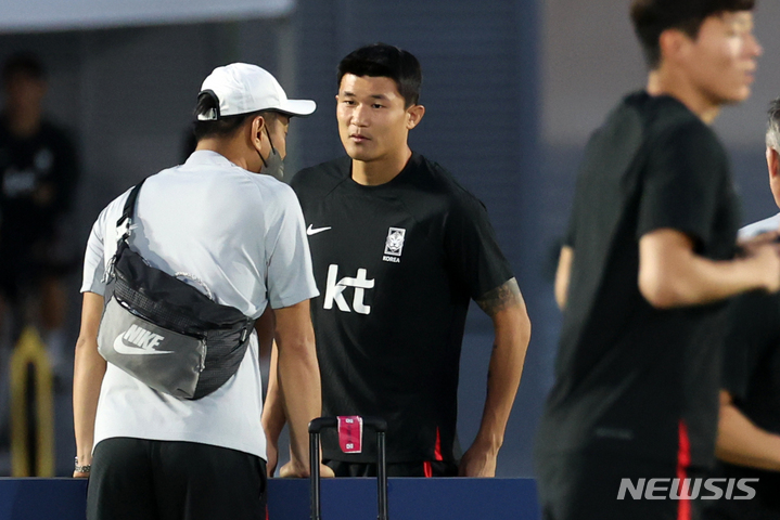 [도하(카타르)=뉴시스] 조성우 기자 = 대한민국 축구대표팀 김민재가 29일(현지시간) 오후 카타르 도하 알 에글라 트레이닝센터에서 코치와 대화하고 있다. 2022.11.29. xconfind@newsis.com