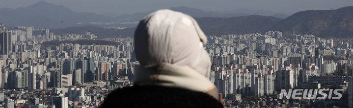 [서울=뉴시스] 김금보 기자 = 내년 수도권 아파트 매매·전세값이 3~4% 하락하고 2024년에는 바닥을 찍을것이라는 전망이 나왔다. 사진은 30일 오후 서울 중구 남산에서 바라본 서울시내. 한국건설정책연구원 권주안 연구위원은 지난 29일 내년도 건설·주택 경기전망 세미나에서 "내년 주택시장은 주택수요 감소가 지속되는 가운데 신규 공급 여건 악화로 경착륙 위험이 고조되고, 주택 가격도 하방 압력이 커질 것"이라며 이같이 전망했다. 2022.11.30. kgb@newsis.com