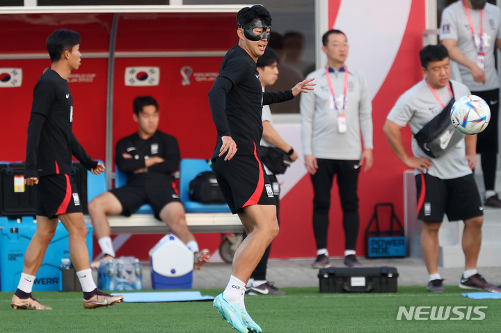 [도하(카타르)=뉴시스] 백동현 기자 = 손흥민을 비롯한 대한민국 축구대표팀 선수들이 30일(현지시간) 오후 카타르 도하 알 에글라 트레이닝센터에서 훈련하고 있다. 2022.11.30. livertrent@newsis.com